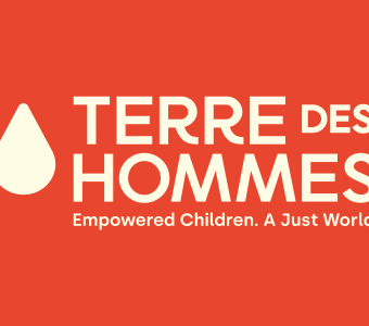 tdh_logo_compact_EN_4C_red_box_hires